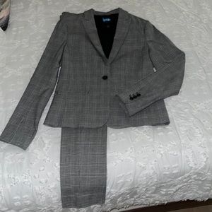 Banana Republic Classic Fit Gray, Black, and White Plaid Classic Fit 2pc Suit